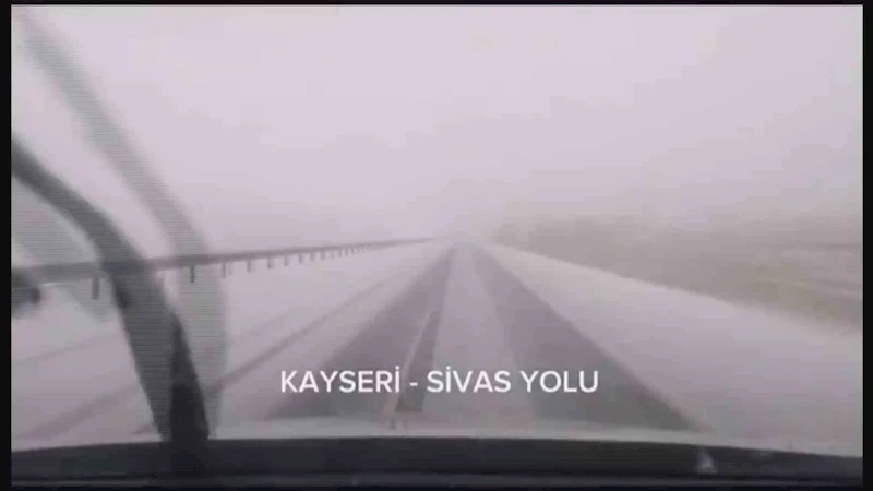 Polis ekiplerinden yol durum bilgilendirmesi
