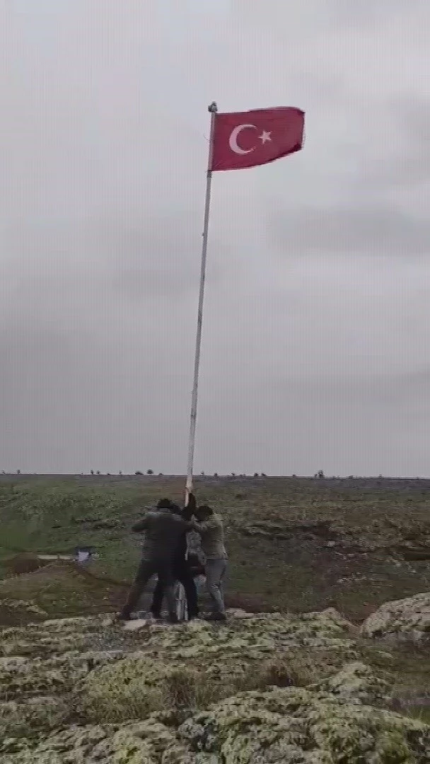 Yeni muhtarın Türk bayrağı hassasiyeti
