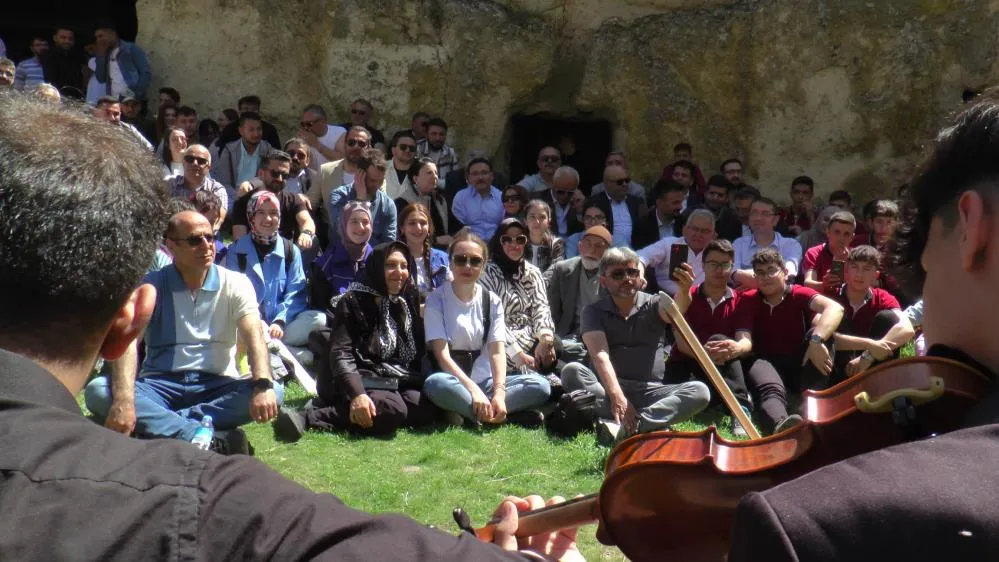 Vali Çiçek ve Başkan Büyükkılıç turizmcilerle şarkı söyledi