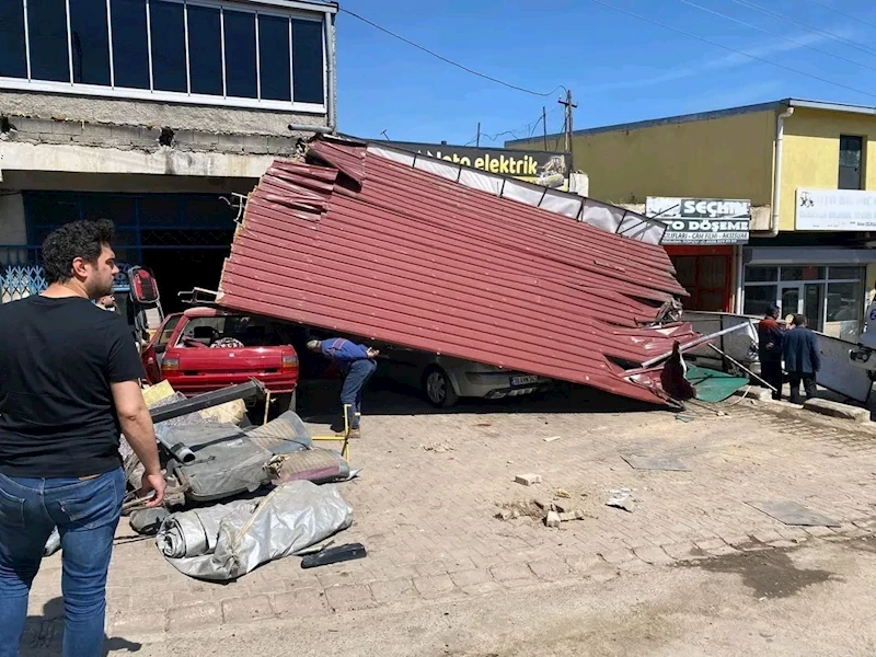 Freni boşalan kamyon dehşet saçtı: 10 araca ve 4 iş yerine zarar verdi
