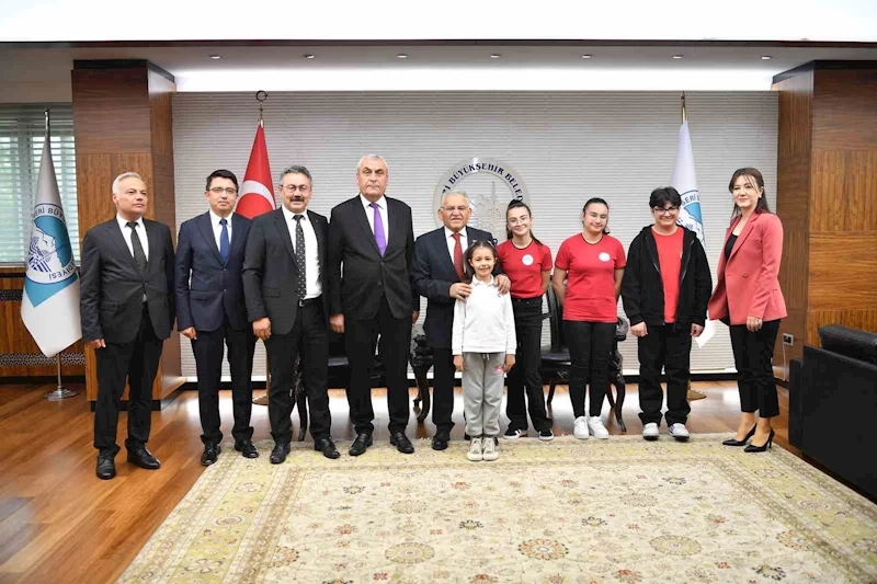 Çocuk başkan büyükşehir koltuğuna oturdu, Çanakkale gezisi talimatı verdi
