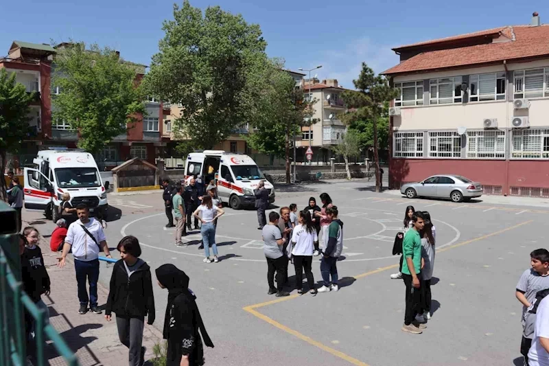 Zehirlenen öğrencilerle ilgilenmek yerine, basın mensuplarına saldırdılar
