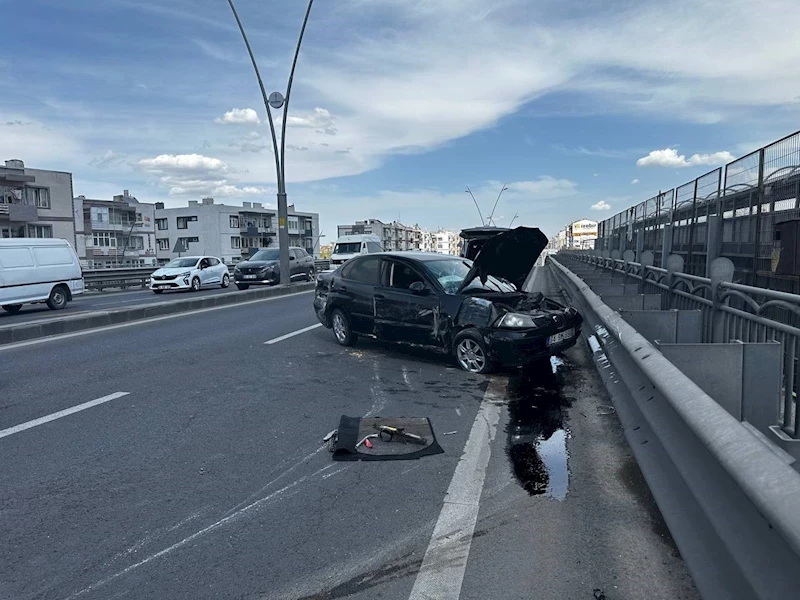 Kayseri’de otomobil aydınlatma direğine çarptı: 1’i ağır 2 yaralı
