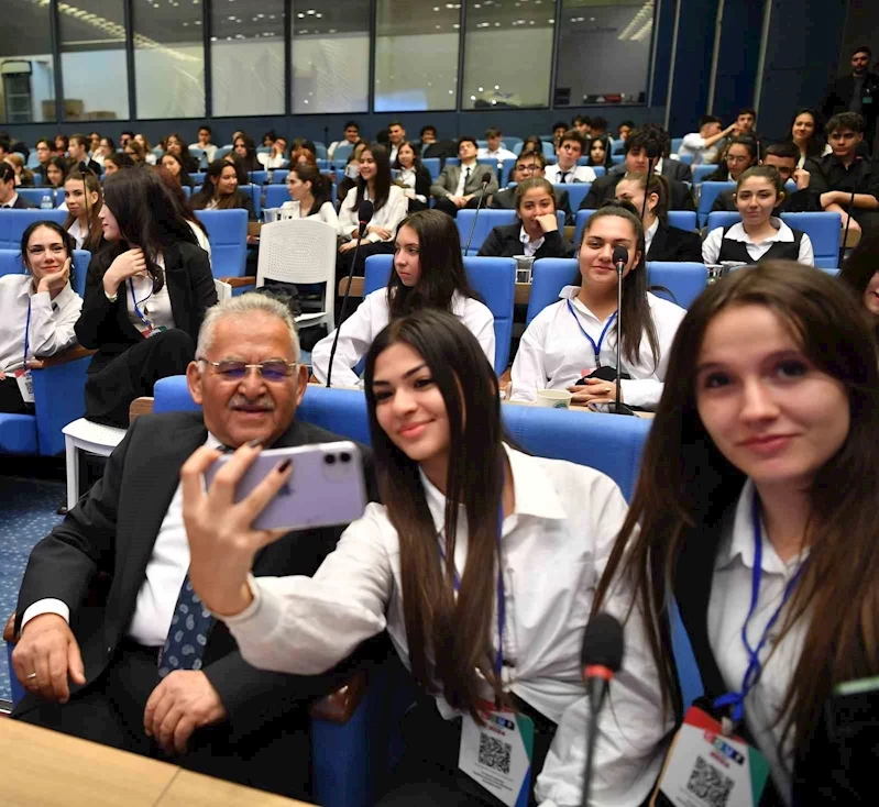 Genç dostu başkan, öğrencilere TBMM gezisi sözü verdi
