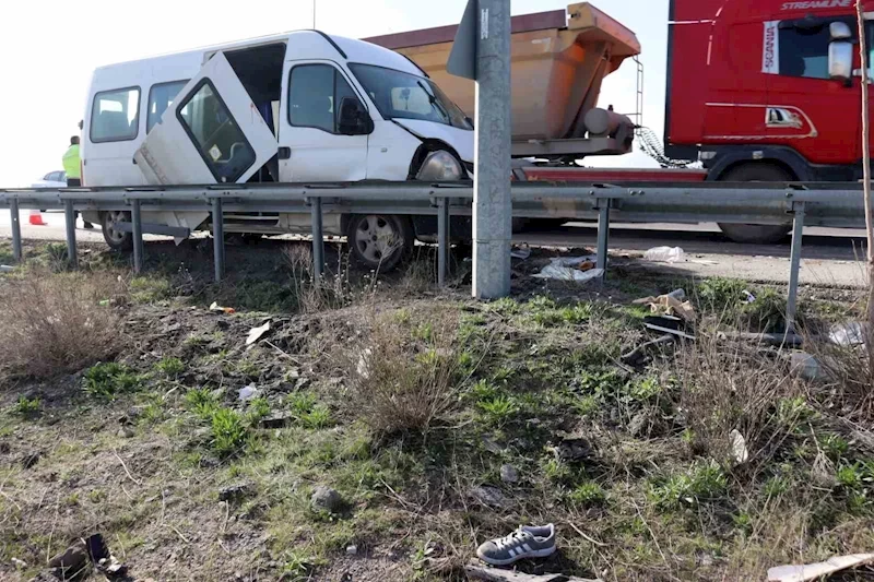 Kayseri’de kamyonet işçi servisine çarptı: 1’i ağır 10 yaralı
