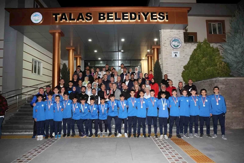 Başkan Yalçın’dan şampiyonlara çiçeklerle karşılama
