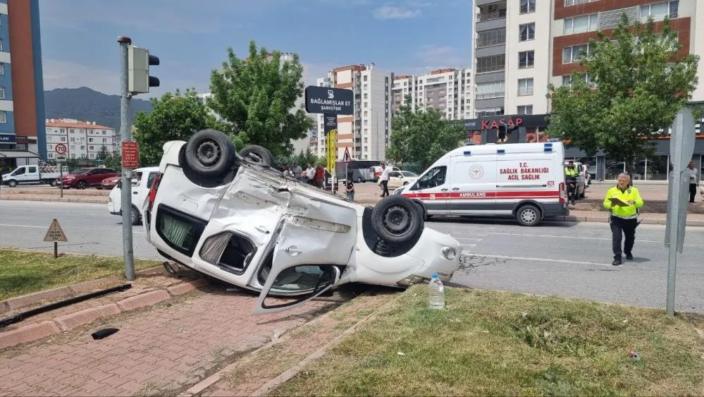 Kazada savrulan araç ters döndü: 3 yaralı