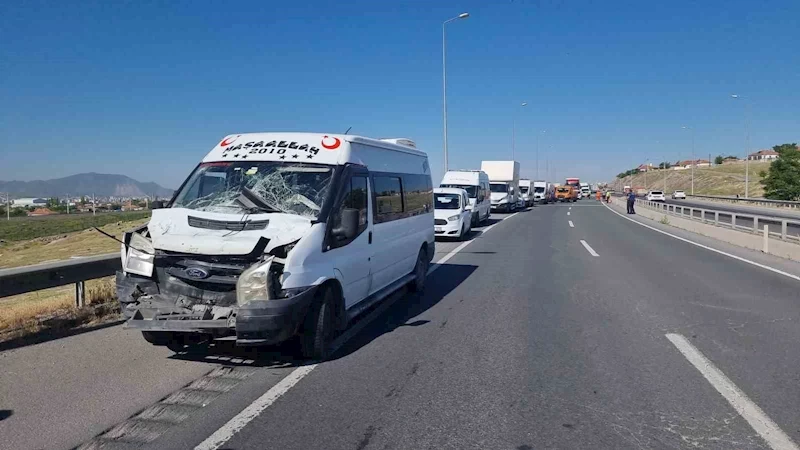 Tırdan dökülen malzeme zincirlemeye kazaya neden oldu: 11 yaralı
