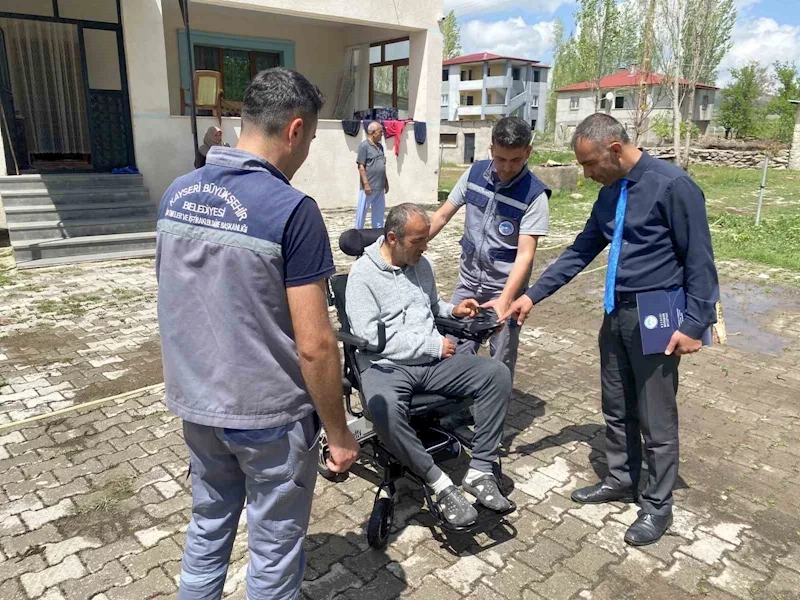 Başkan Büyükkılıç’tan akülü tekerlekli sandalye istedi, anında talebi karşılandı
