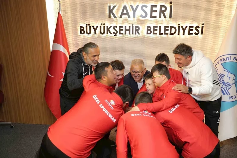 Down Futsal Takımı sporcularından Başkan Büyükkılıç’a sevgi gösterisi
