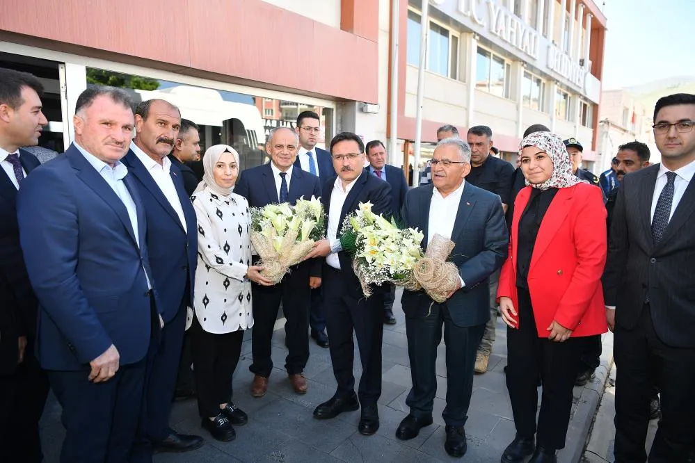 Yahyalı ilçe sakinleri Vali Çiçek ve Başkan Büyükkılıç’ı bağrına bastı