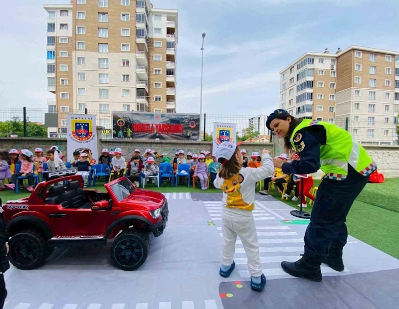 Jandarmadan öğrencilere trafik eğitimi
