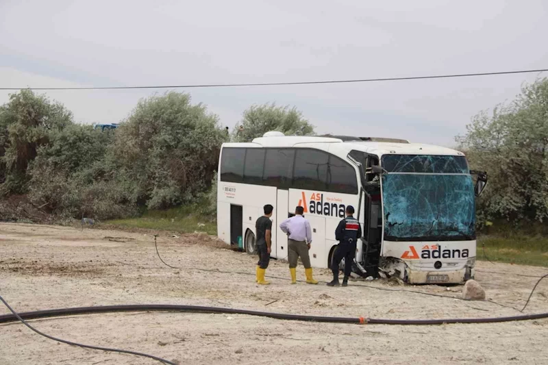 Yoldan çıkan yolcu otobüsü tarlaya girdi: 4 yaralı
