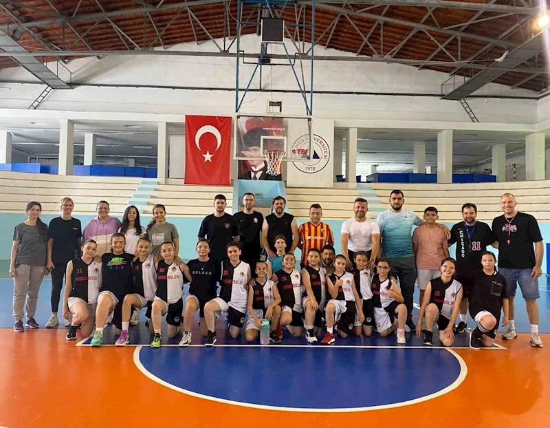 Babalar ve çocukları basketbol maçında karşı karşıya geldi
