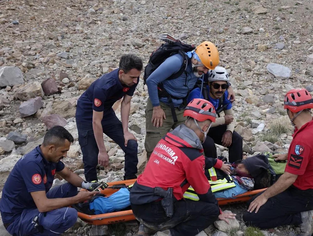 Erciyes’te üzerlerine kaya düşen dağcılar 6 saatlik operasyonla kurtarıldı