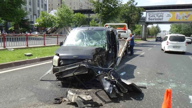 Jeep ile hafif ticari araç çarpıştı: 2 yaralı
