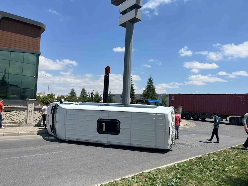 Tırla çarpışan minibüs devrildi
