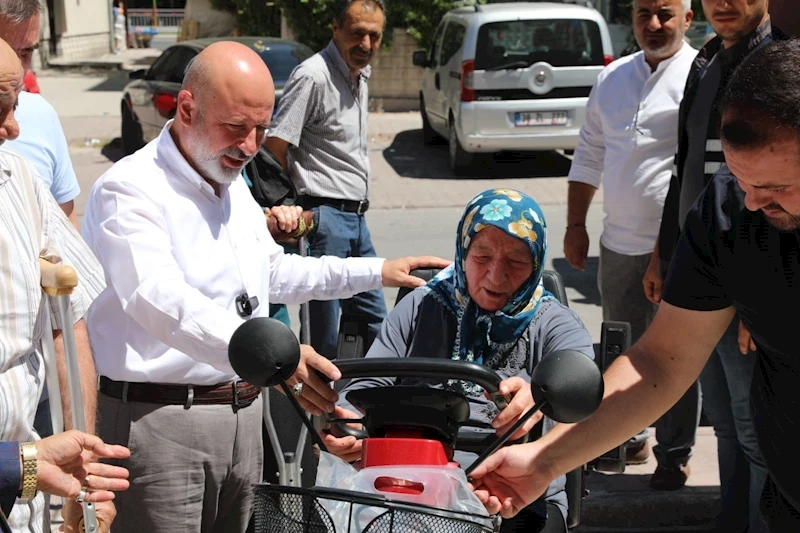 Başkan Çolakbayrakdar, engelli aileye akülü araç hediye etti
