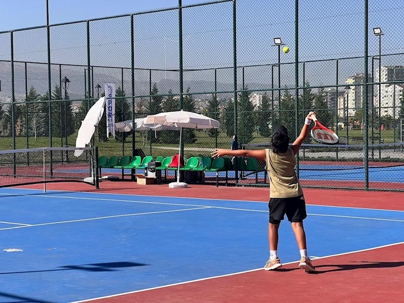 Kayseri Büyükşehir, 12 Yaş Hafta Sonu Tenis Turnuvası’na ev sahipliği yapıyor
