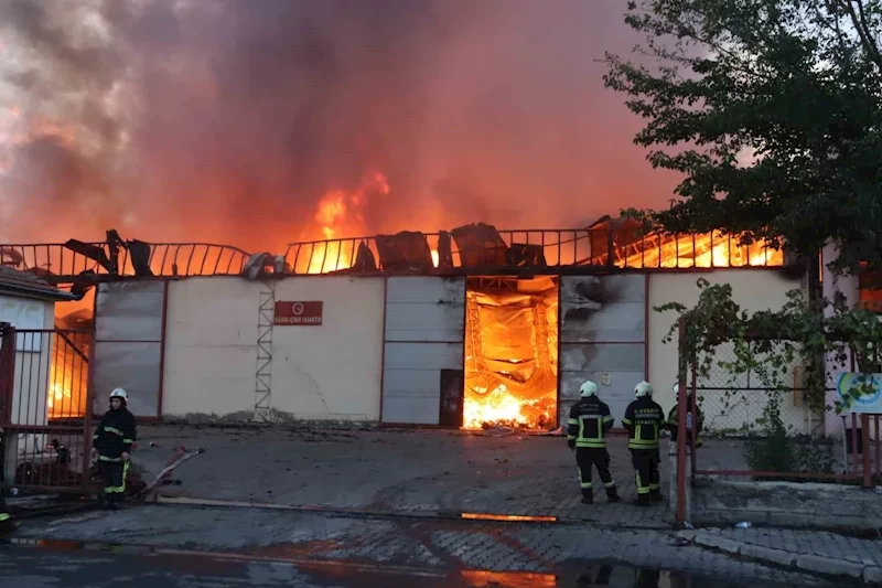 Kayseri’de keçe fabrikasında büyük yangın
