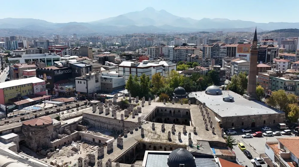 8 asırlık Cami Kebir, aslına uygun kapılarına kavuştu