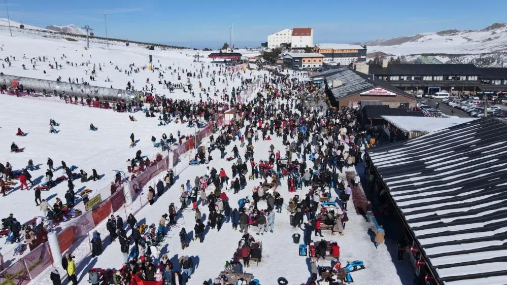 Erciyes’te hafta sonu yoğunluğu, binlerce turist pistlerde