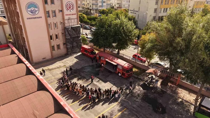 Büyükşehirden öğrencilere afet risklerini azaltma ve afetlere karşı hazırlık eğitimi
