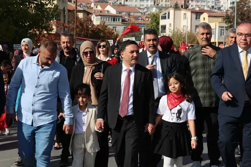 Vali Çiçek daveti çevirmedi anaokulu öğrencilerinin Cumhuriyet coşkusuna katıldı
