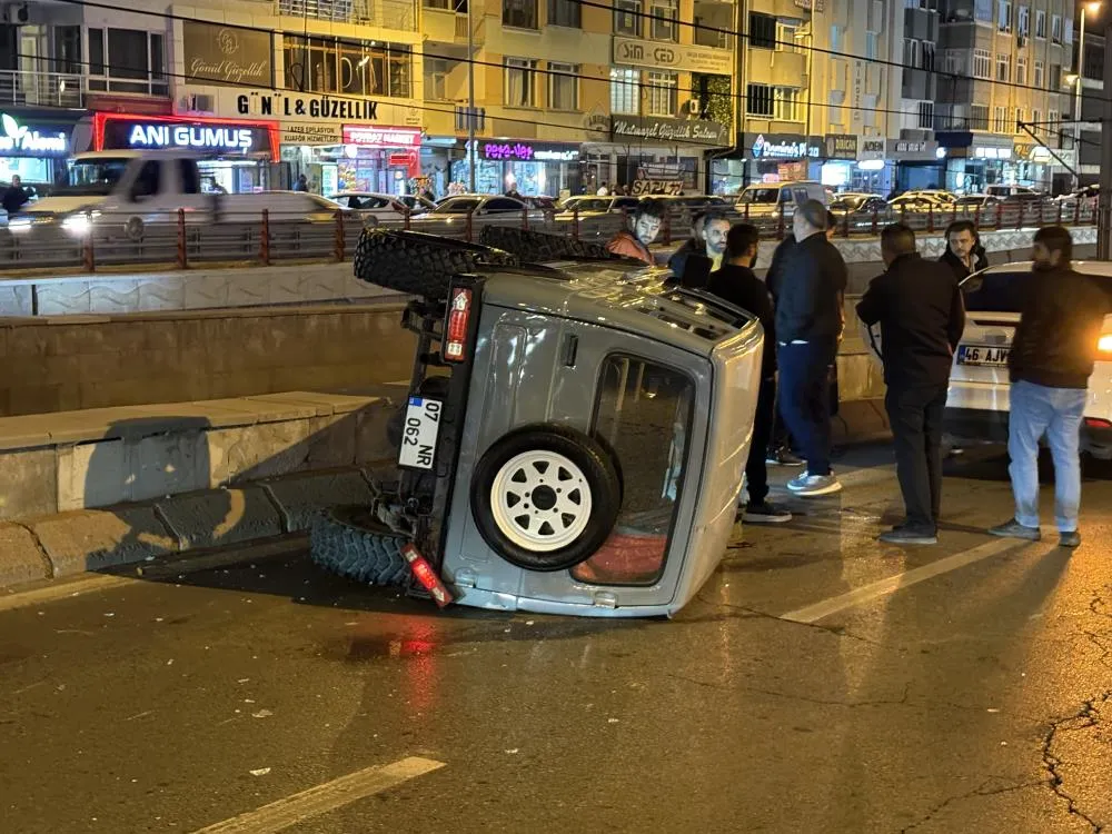 Otomobilin çarptığı cip yan yattı, yol trafiğe kapandı