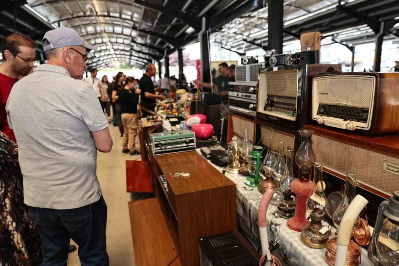 Antikacılar kendi yerinde kendi gününde
