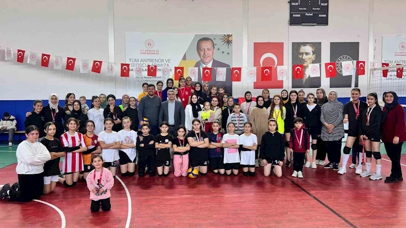 Tomarza’da ’Anne ve Kızları Voleybol Turnuvası’ dolu dolu geçti
