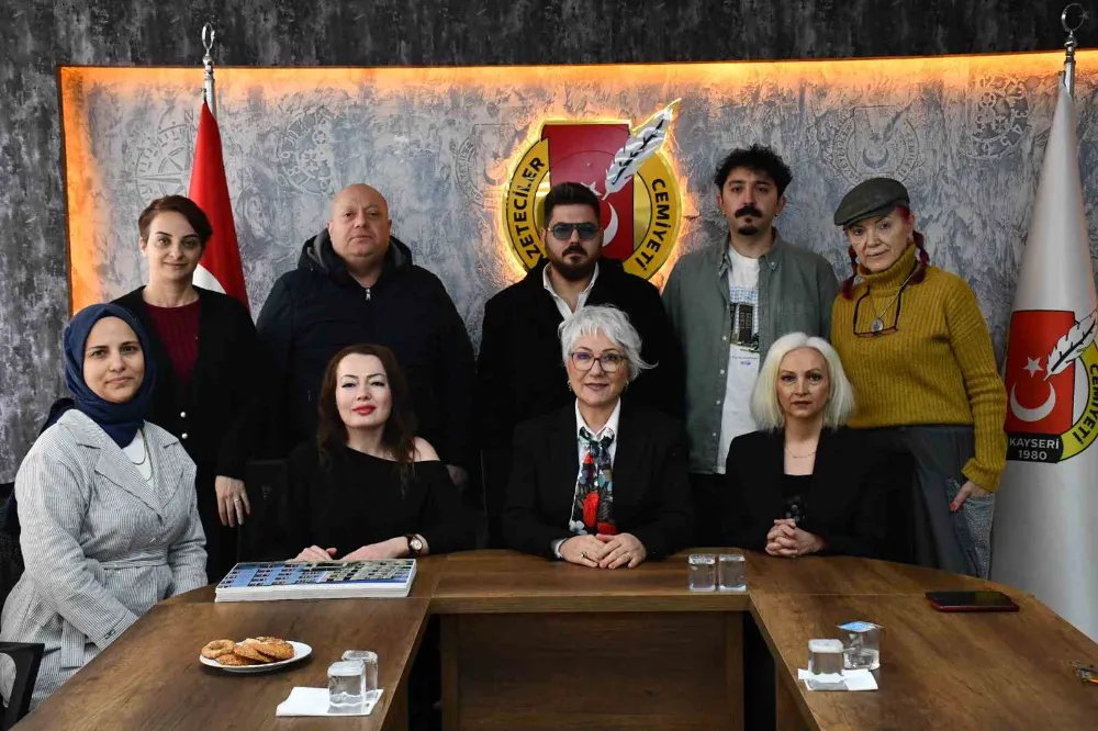 Kayseri’de depremde hasar alan okula yardım konseri
