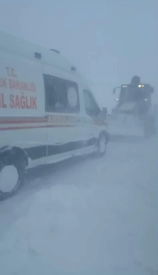Vakaya giderken karlı yolda kalan ambulansı belediye ekipleri kurtardı
