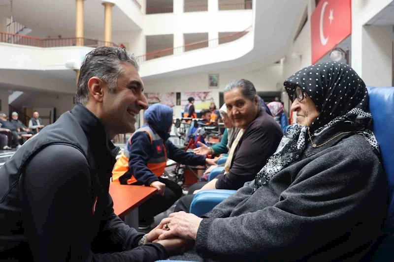 AFAD ekipleri yaşlıların yüzünü güldürdü
