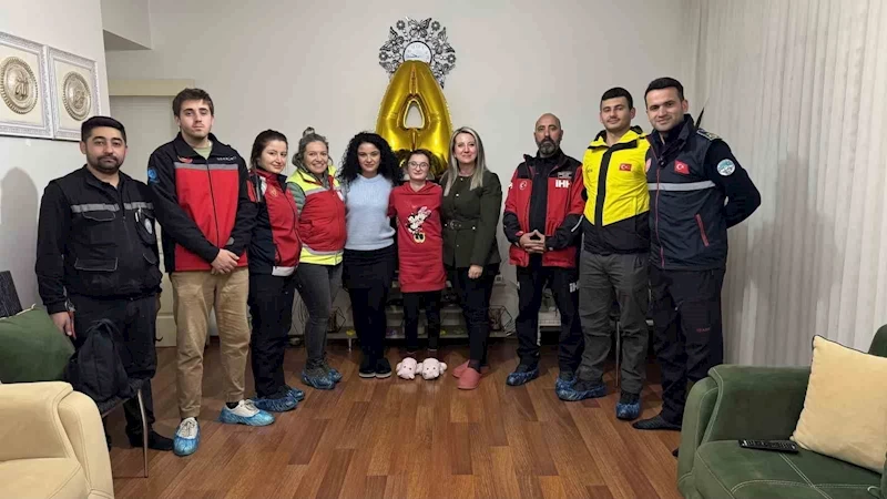 Büyükşehir’den özel ihtiyaçlı Aleyna’ya evinde afet eğitimi
