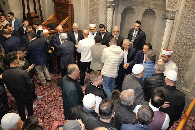 Bayram namazında camler doldu taştı

