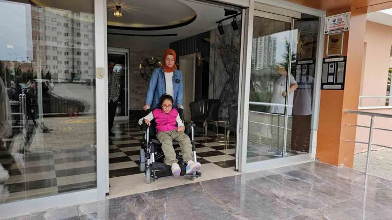 Cumhurbaşkanı Erdoğan’ın akülü tekerlekli sandalye hediye ettiği kızlar bayrama mutlu girdi