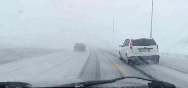 Kayseri’de ulaşıma kar engeli
