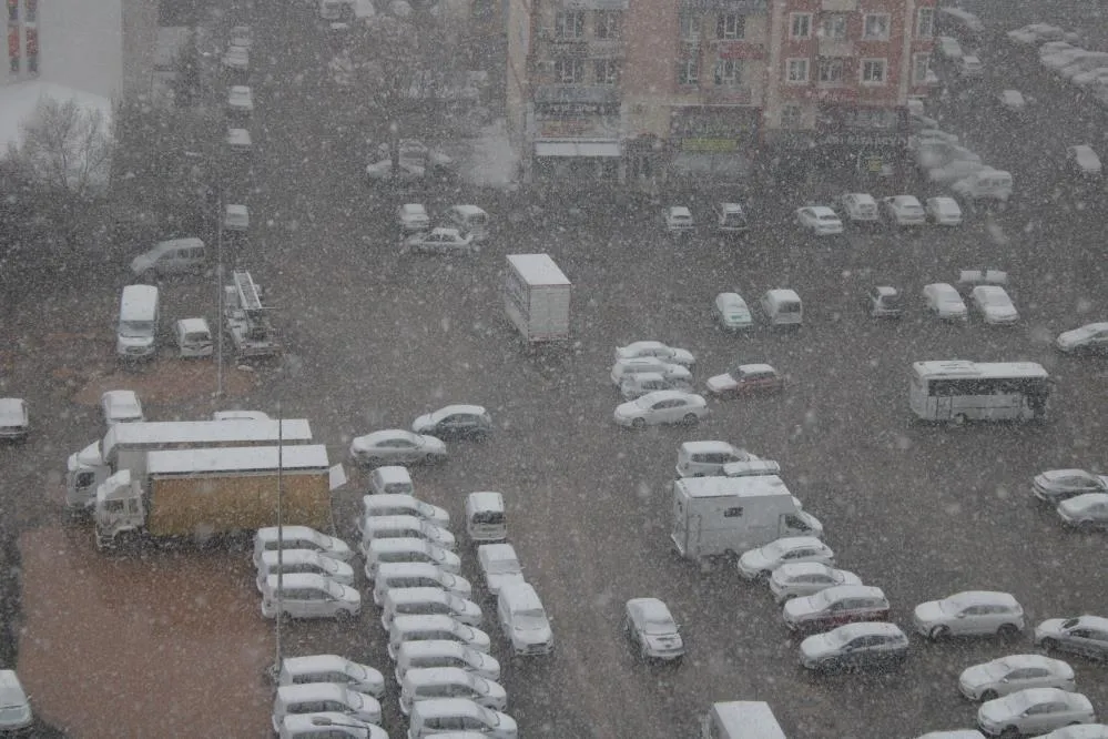 Kayseri’de aniden bastıran kar etkili oldu
