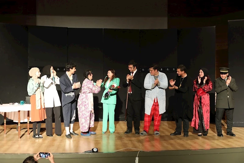 Mektep Melikgazi’nin oyuncuları performanslarıyla alkış topladı
