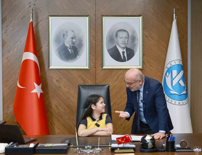 Rektör Karamustafa, koltuğunu 4. sınıf öğrencisine devretti
