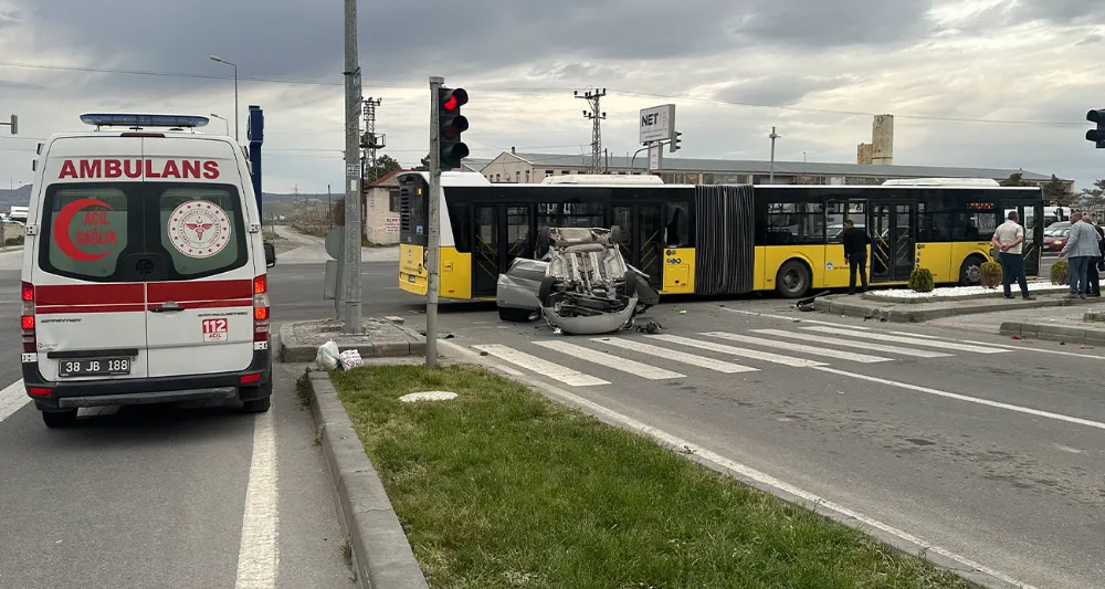 Belediye otobüsü ile otomobil çarpıştı: 9 yaralı
