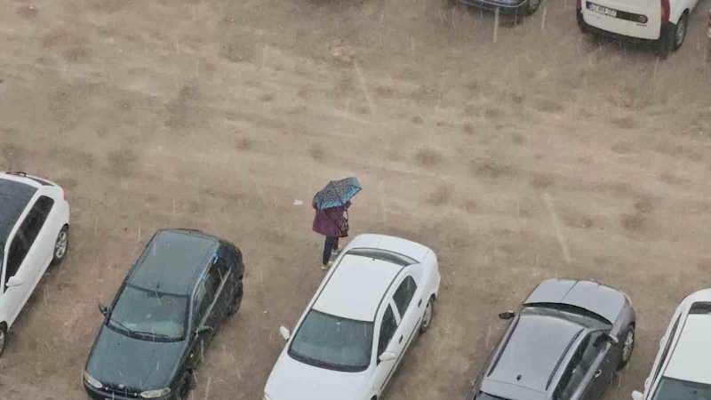 Sağanak bastırdı, vatandaşlar ne yapacağını şaşırdı
