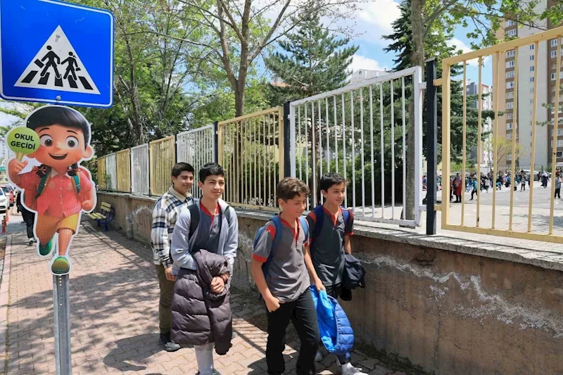 Talas’ta okul geçitlerine öğrenci güvenliği için sevimli uyarıcılar
