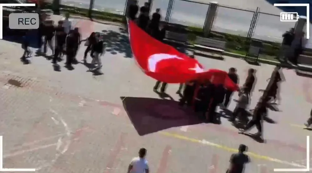 En anlamlı sosyal deney...Öğrenciler bayrağı yere düşmeden yakaladı