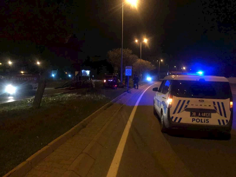 Kayseri’de otomobil ağaçlara çarpıp ters döndü: 2 yaralı
