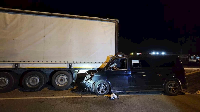 Ticari araç tıra arkadan çarptı: 1 ağır yaralı
