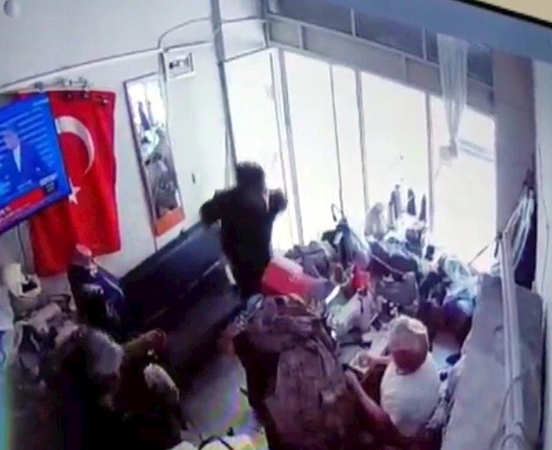 Baba-oğul kadın terzinin iş yerini basıp darp etti

