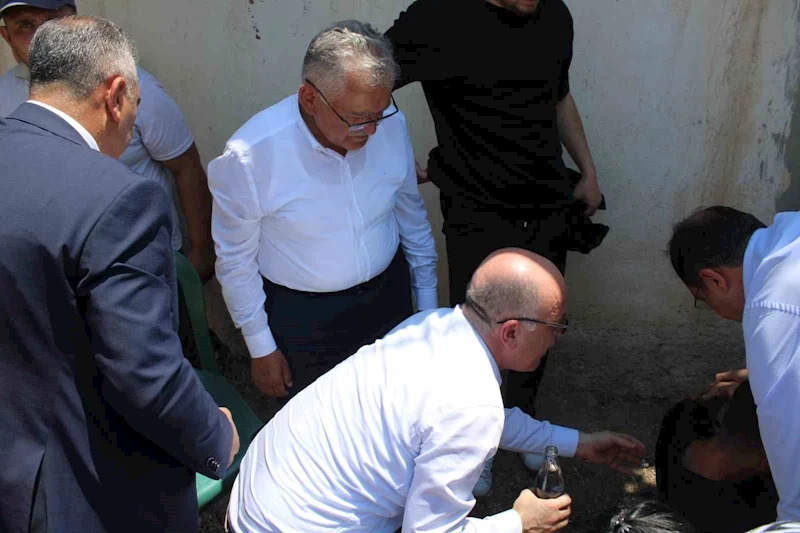 Sıcaktan bayılan gencin yardımına Başkan Büyükkılıç ve Sağlık Müdürü Erşan koştu
