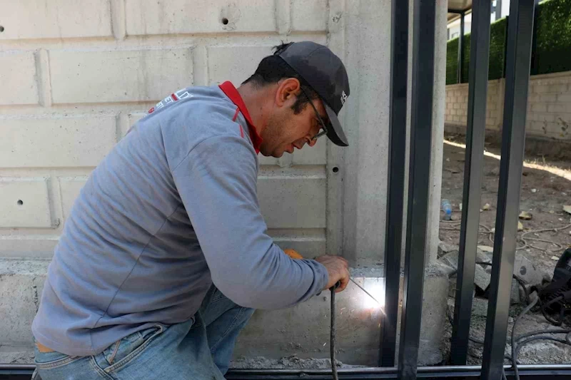 Demircilerin sıcak havada zorlu mesaisi
